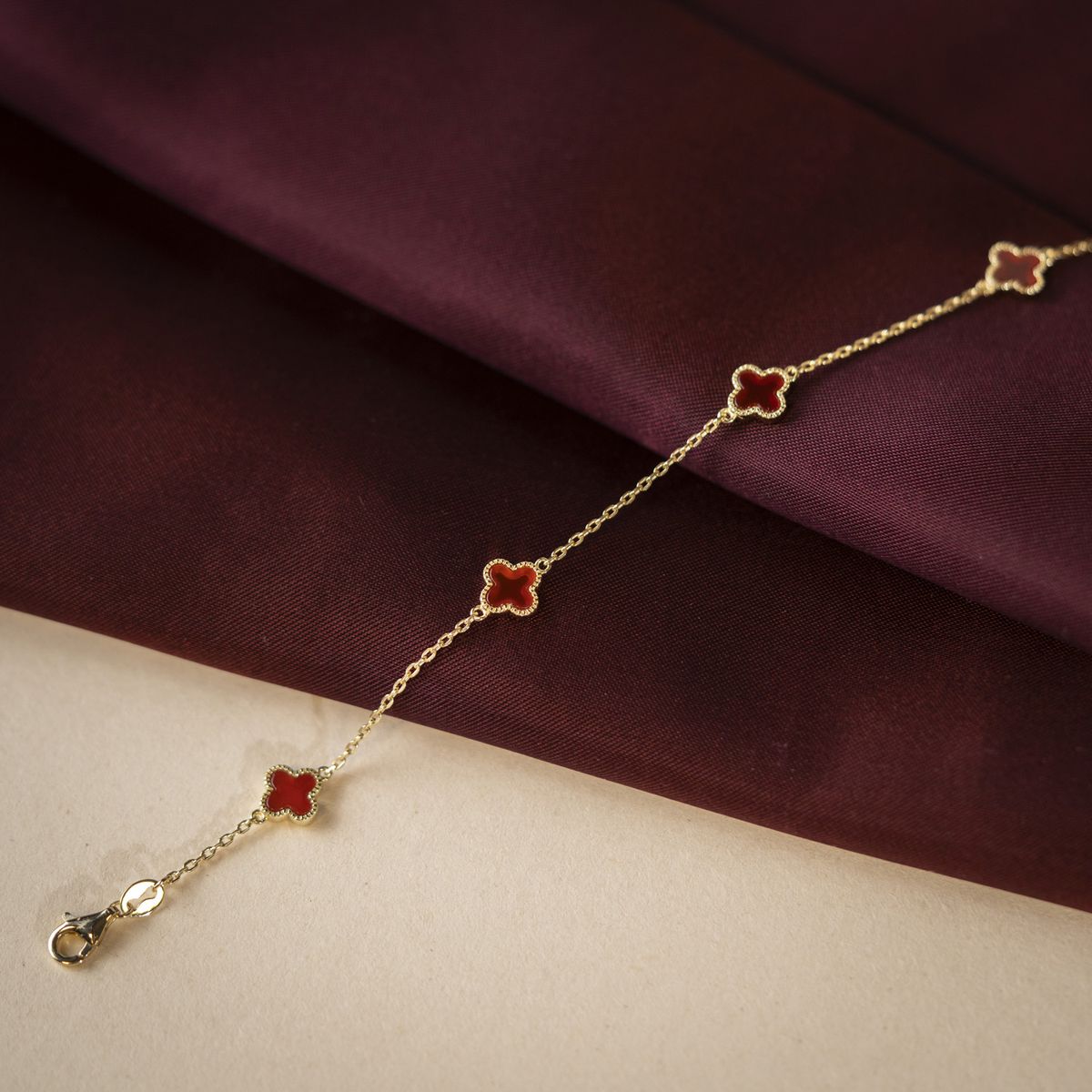 Armbånd i forgylt sølv med dyp rød kløver