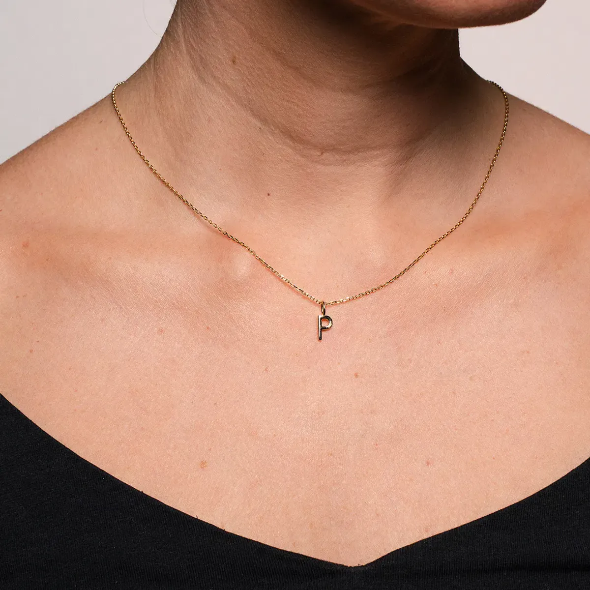 Bokstav smykke i forgylt sølv P