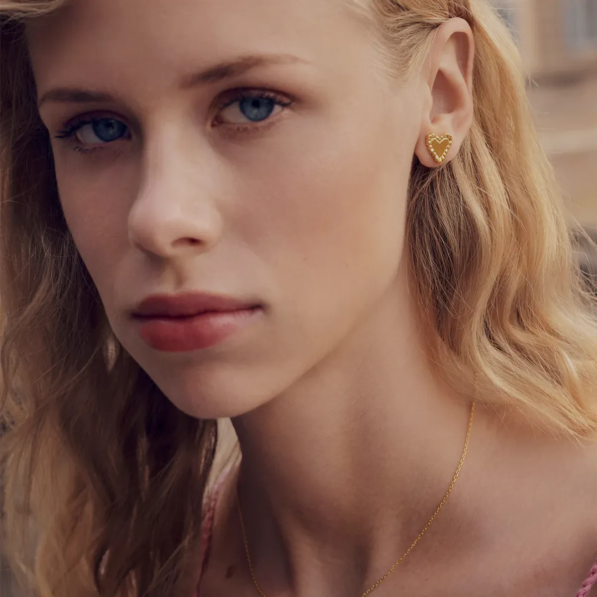 Julie ørepynt, Maanesten