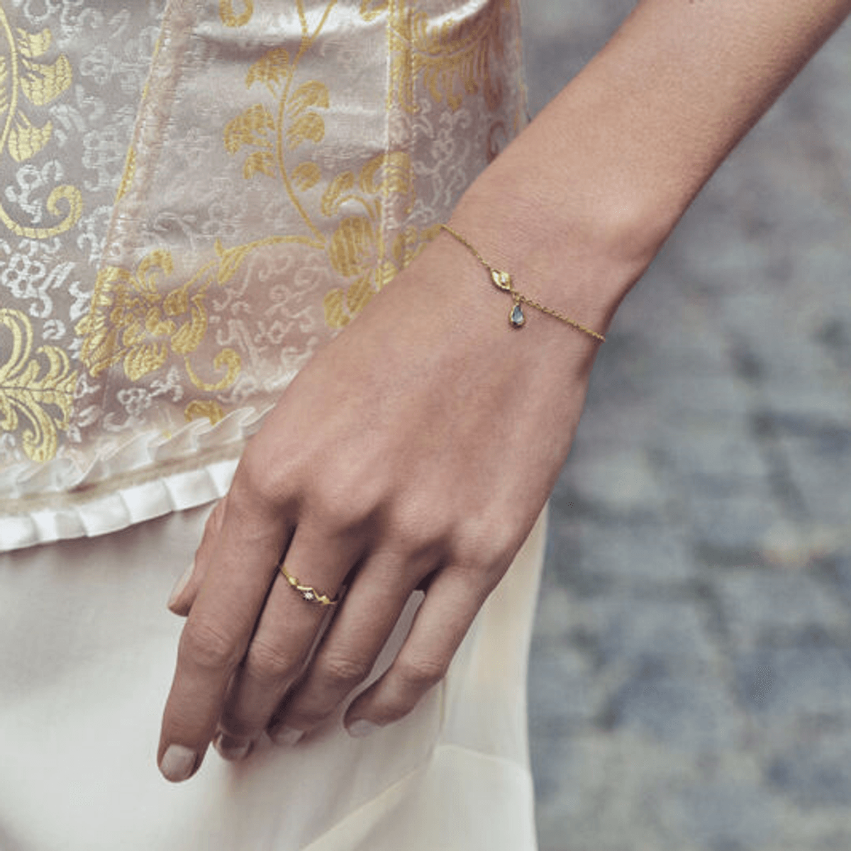 Cosette armbånd, Maanesten