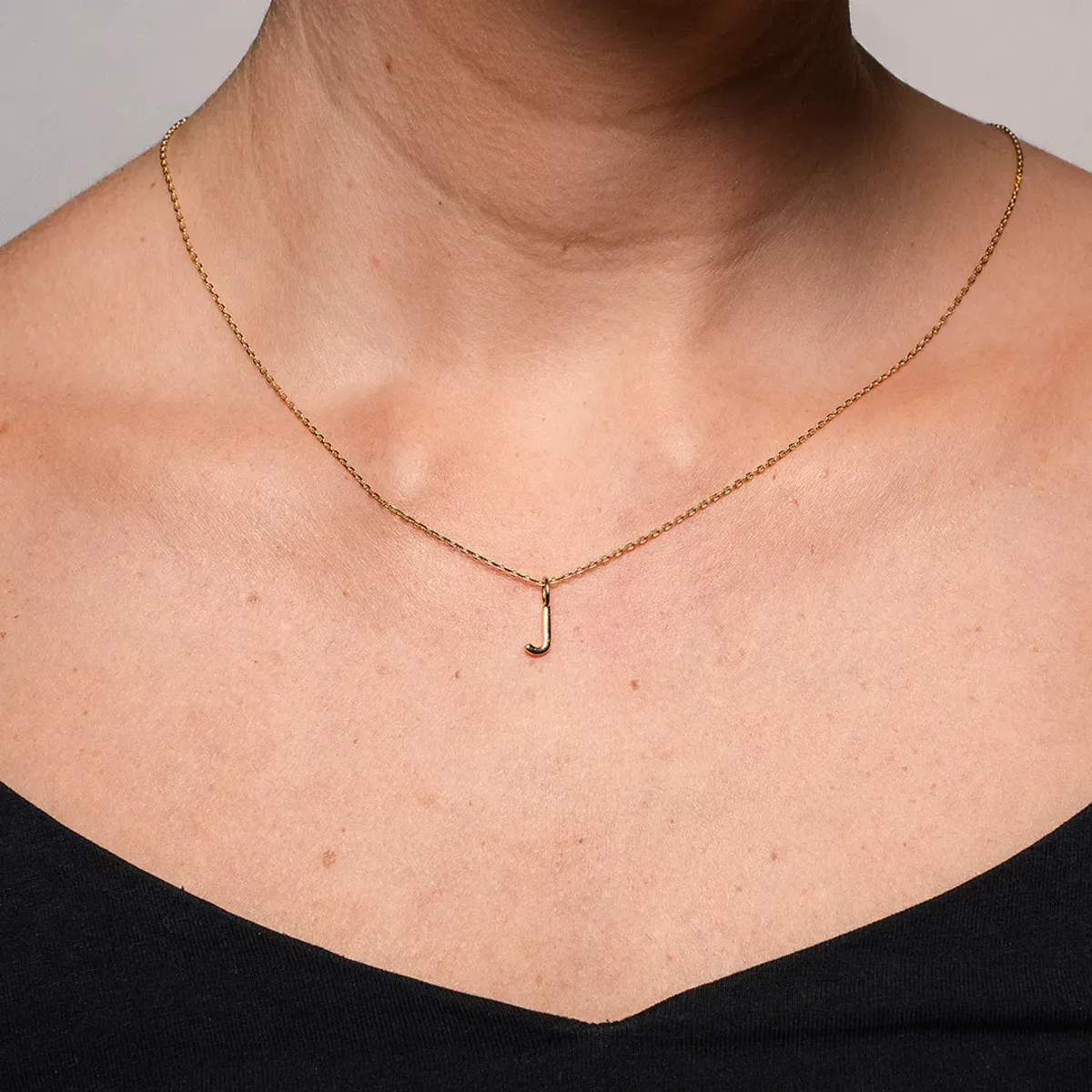 Bokstav smykke i forgylt sølv J